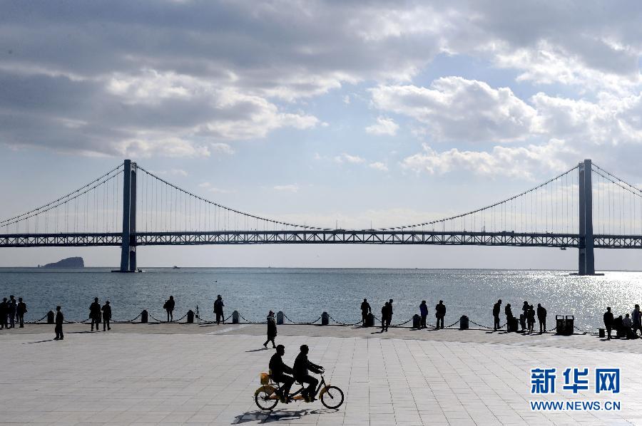 Abre al tráfico el puente de la bahía de Dalian