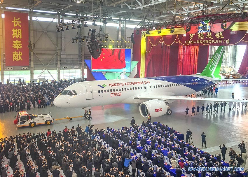 El primer gran avión de pasajeros de fabricación propia de China sale de línea de montaje