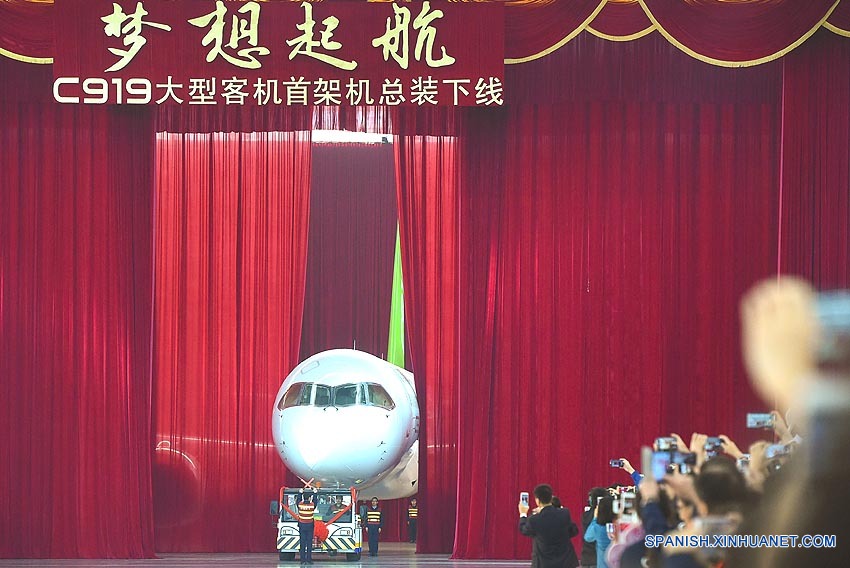 El primer gran avión de pasajeros de fabricación propia de China sale de línea de montaje