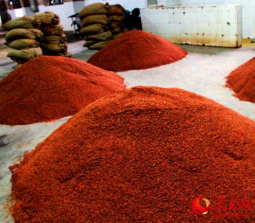 La tierra color amaranto que sirve para cubrir la pasta de Sorgo rojo preparada, se trae desde las monta?as de la zona. Todo el proceso del Maotai implica recursos naturales locales, virtud que le otorgan un sello inconfundible. (Foto: YAC)