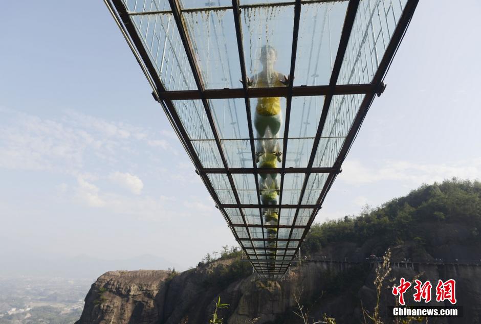 100 hermosas jóvenes practican Yoga en un puente de cristal