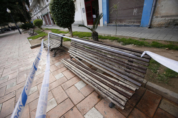 Un anciano fallece tras caerle encima una mujer que realizó un salto suicida