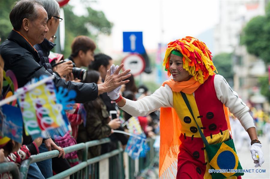 Macao desfila para conmemorar el 16° aniversario de su regreso a la patria