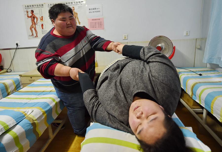 Pareja de chinos con obesidad trata de perder 90 kilos para tener un bebé sano