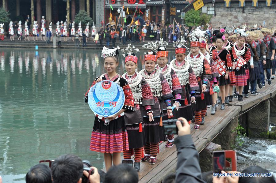 Festival de ornamentos y vestimenta de plata de etnia Miao