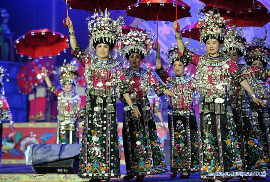 Festival de ornamentos y vestimenta de plata de etnia Miao