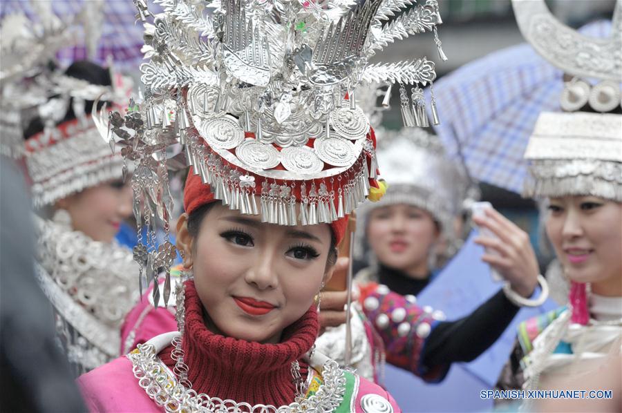 Festival de ornamentos y vestimenta de plata de etnia Miao