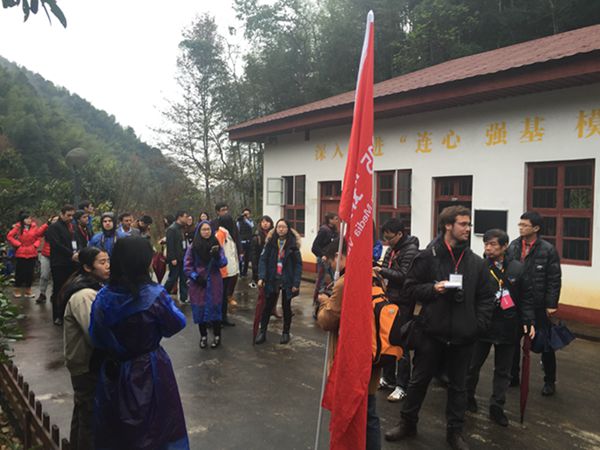 Periodistas extranjeros visitan el centro de frutas silvestres Gentleman Valley de Chongyi