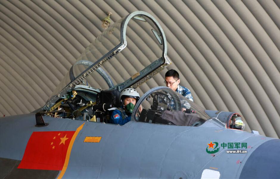 Los aviones J-11 realizan entrenamientos de combate