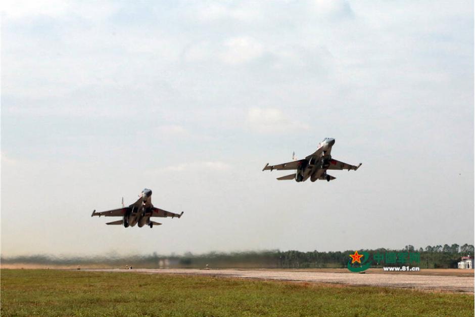 Los aviones J-11 realizan entrenamientos de combate