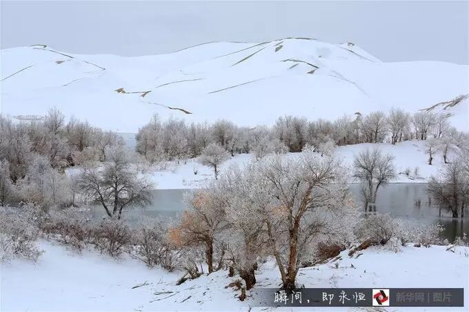 El desierto Taklimakan redibujado por la nieve