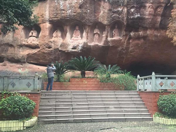 Periodistas extranjeros visitan las cuevas Tongtianyan y la antigua muralla de Ganzhou