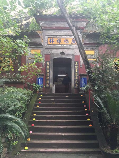 Periodistas extranjeros visitan las cuevas Tongtianyan y la antigua muralla de Ganzhou