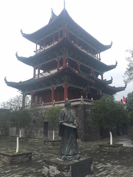 Periodistas extranjeros visitan las cuevas Tongtianyan y la antigua muralla de Ganzhou