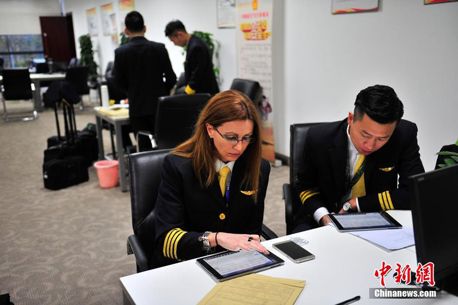 Jin recibió una oferta de una aerolínea china llamada Xiangpeng Airlines y vino a China en agosto de 2015. Dijo que ya pensó en trabajar en China cuando tenía 16 a?os. Ahora tiene un trabajo estable como piloto en China. [Foto/Chinanews.com]