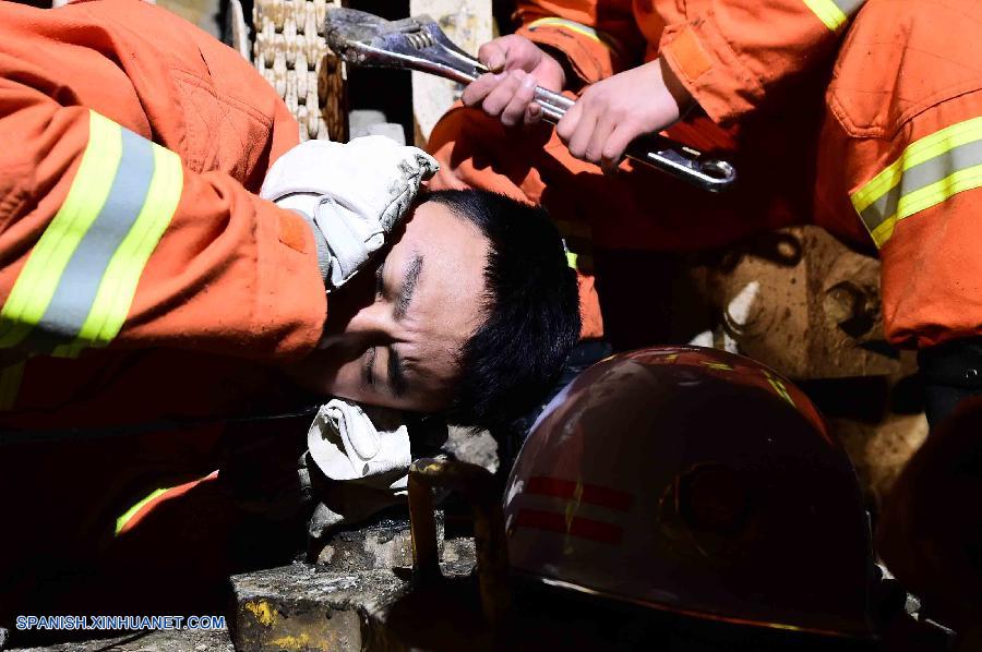 Ocho mineros atrapados siguen vivos cinco días después de derrumbe de mina en este de China