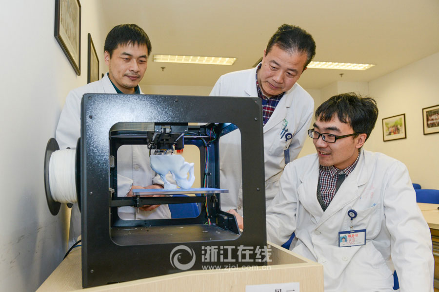 Trabajadores del Primer Hospital del Pueblo del distrito Xiaoshan utilizan con éxito la tecnología de impresión 3D para realizar una cirugía ortopédica en Hangzhou, capital de la provincia oriental de Zhejiang. (Foto/Zjol.com.cn)