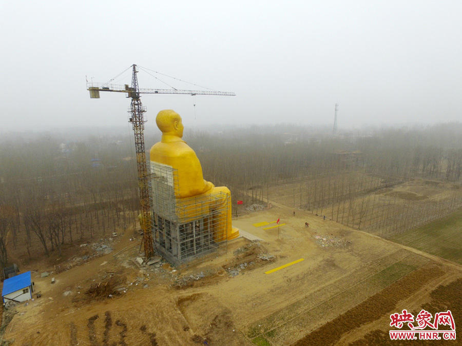 Construyen estatua de Mao de 36.6 metros en Henan