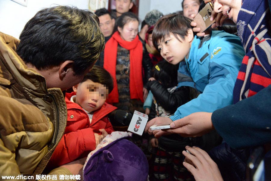 Acompa?ada por su padre, Yiran responde a las preguntas de los reporteros en su casa del condado Taihe de Fuyang, provincia de Anhui, el 6 de enero de 2016. [Foto/IC]