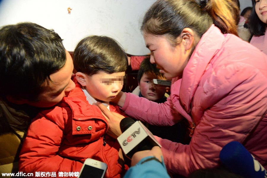 La ni?a se reúne con su familia en la tarde del miércoles en el condado Taihe de Fuyang, provincia de Anhui, el 6 de enero de 2016. [Foto/IC]