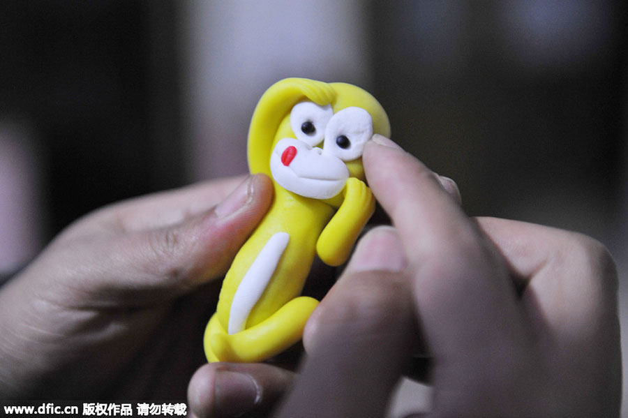 El artista Li Jinguo sostiene una figura de masa en Rizhao, provincia de Shandong. [Foto/IC]