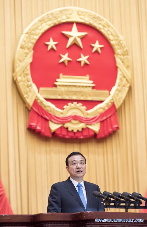 El primer ministro chino, Li Keqiang, pronuncia un discurso durante la ceremonia de premios Estatal de Ciencia y Tecnología de China en el Gran Palacio del Pueblo en Beijing, capital de China, 08 de enero de 2016. (Xinhua / Wang Ye)