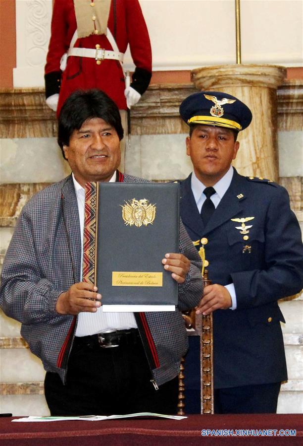 El presidente Evo Morales de Bolivia (L) asiste a la ceremonia de promulgación de la Ley de Promoción de Alimentación Saludable, en La Paz, Bolivia, el 8 de enero de 2016.Evo Morales el viernes puso en vigencia la Ley de Promoción de Alimentación Saludable, que busca promover hábitos sanos al consumir alimentos y contribuir a resolver problemas de desnutrición en el país sudamericano.(Xinhua / Marcelo Gamarra / ABI)