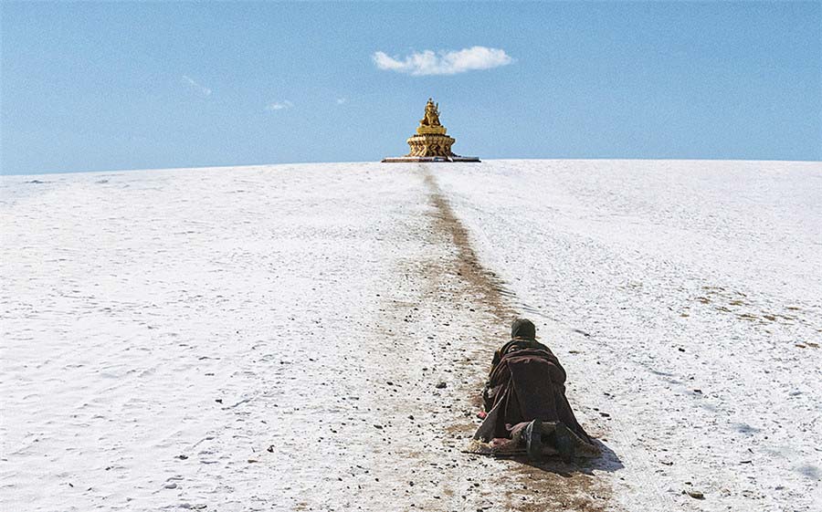 Un peregrino se pone de rodillas para mostrar su respeto. [Fotografía de Hu Guoqing/photoint.net]