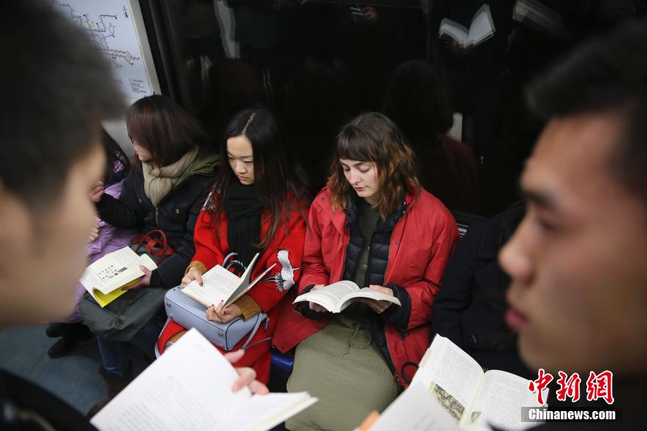 Varios amantes de la lectura organizan una quedada en el metro de Beijing el 17 de enero de 2016. (CNS/Liu Guanguan)