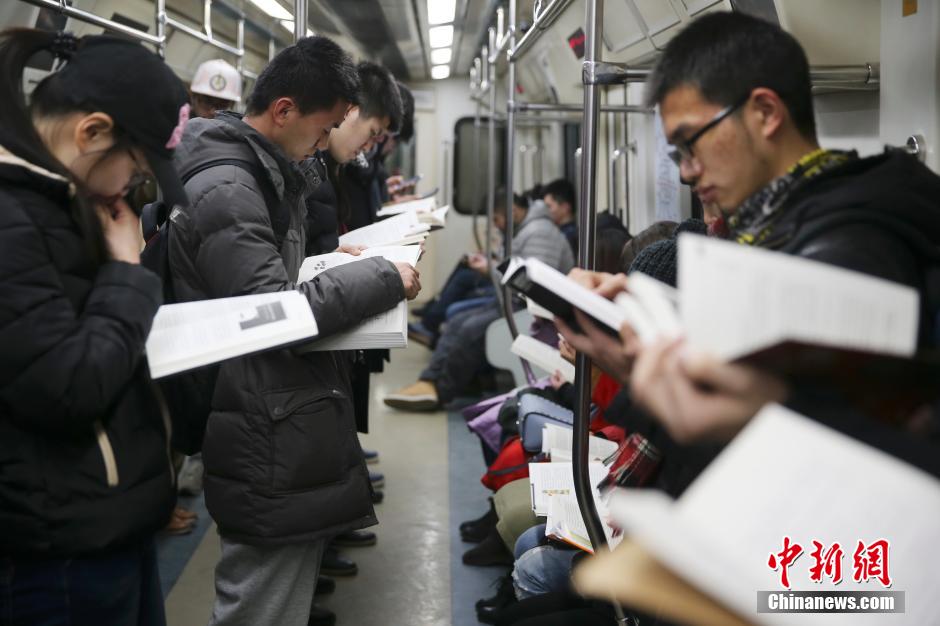 Varios amantes de la lectura organizan una quedada en el metro de Beijing el 17 de enero de 2016. (CNS/Liu Guanguan)