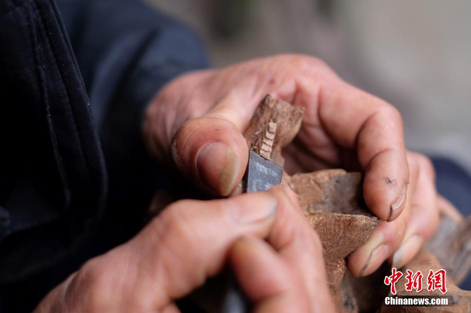 La vida de un maestro de la talla en madera