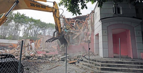 Hallan una caja fuerte en la antigua mansión de Pablo Escobar