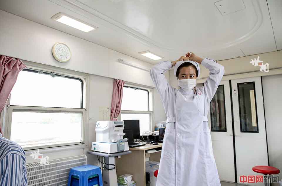 Zhao Lili, una enfermera del Hospital Universitario de Pekín ha trabajado casi medio a?o en el tren. El tren la llevó desde Qinghai a Guangxi. (Foto / news.china.com.cn)