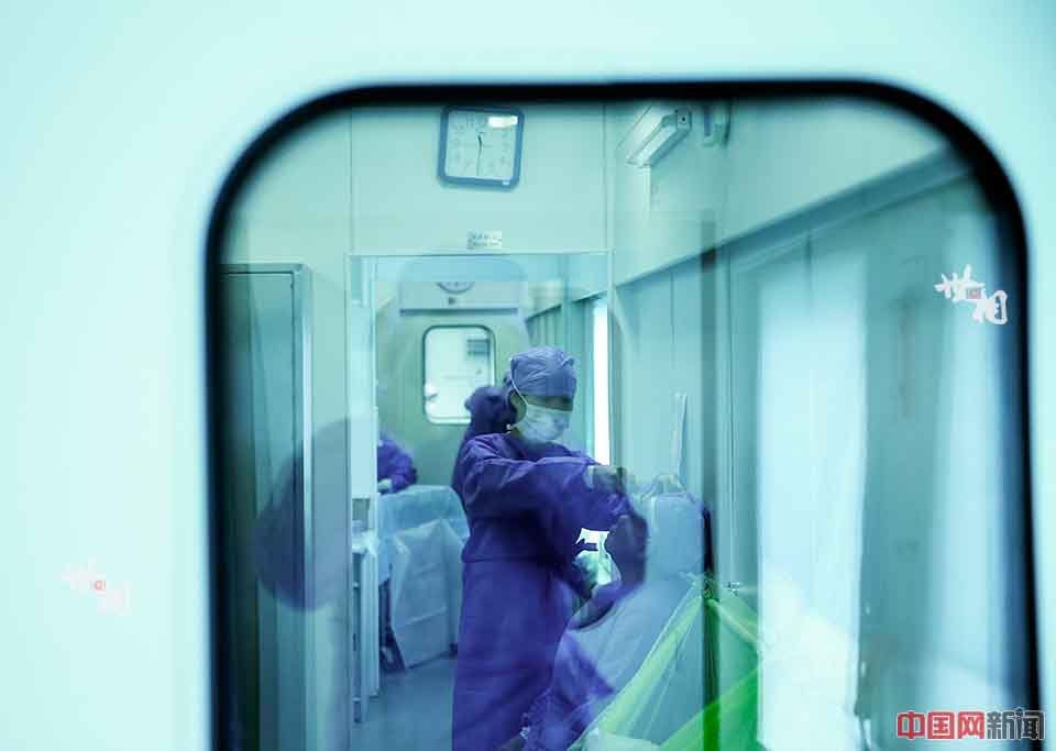 Un doctor comprueba los ojos de un paciente antes de la operación. (Foto / news.china.com.cn)