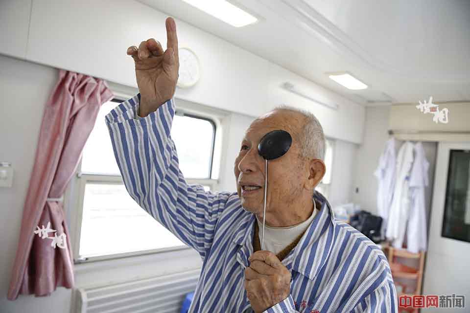 Pang Ye, de 82 a?os, se somete a un examen de cataratas antes de la operación. Pang luchó en la guerra de Corea. (Foto / news.china.com.cn)