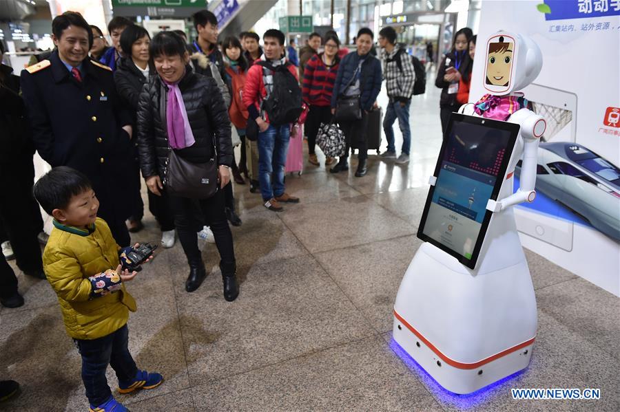 El robot “Xiao Lu” asiste a los pasajeros durante la temporada alta del Festival de Primavera