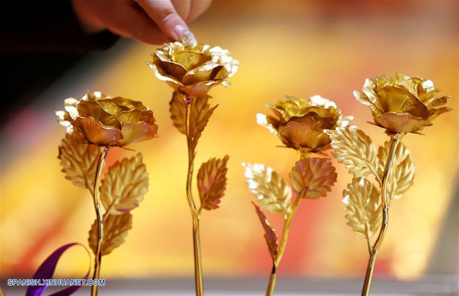 Foto tomada el 12 de febrero de 2016 muestra rosas doradas exhibidas en una joyería en condado de Tancheng, Shandong provincia. (Xinhua/Zhang Chunlei)