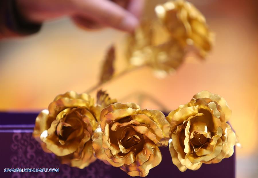 Foto tomada el 12 de febrero de 2016 muestra rosas doradas exhibidas en una joyería en condado de Tancheng, Shandong provincia. (Xinhua/Zhang Chunlei)