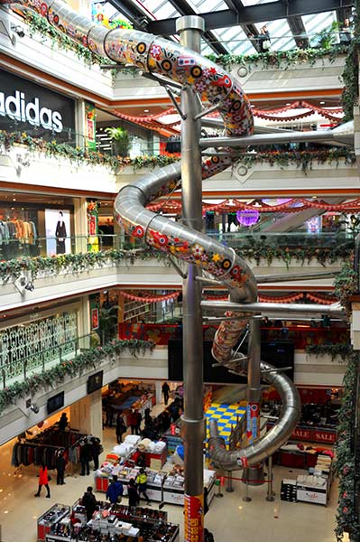 El tobogán de un centro comercial en Shanghai conecta el quinto piso directamente con la planta baja.