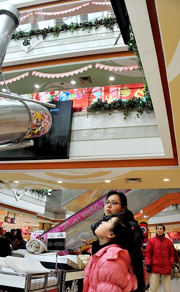 Instalan tobogán gigante en un centro comercial