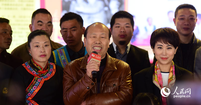 Xi Jinping intercambia opiniones con aldeanos de Fujian desde los estudios de Pueblo en Línea (3)