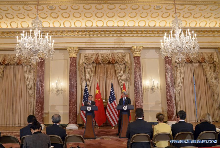 El canciller chino, Wang Yi, asiste a una conferencia de prensa después de reunirse con la secretaria de Estados John Kerry (no en la foto) en Washington DC, Estados Unidos, 23 de febrero de 2016. (Xinhua/Yin Bogu)