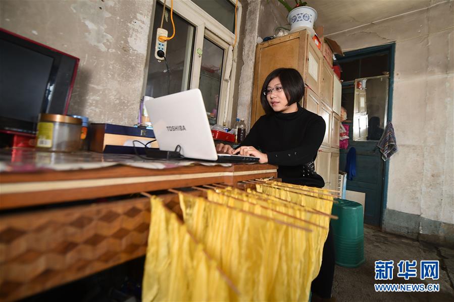 Bu comprueba los pedidos online en el trabajo, el 23 de febrero de 2016. [Foto/Xinhua]