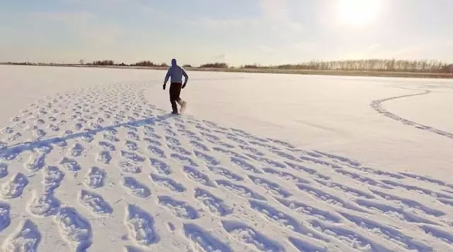 Crean una increíble obra de arte andando por la nieve