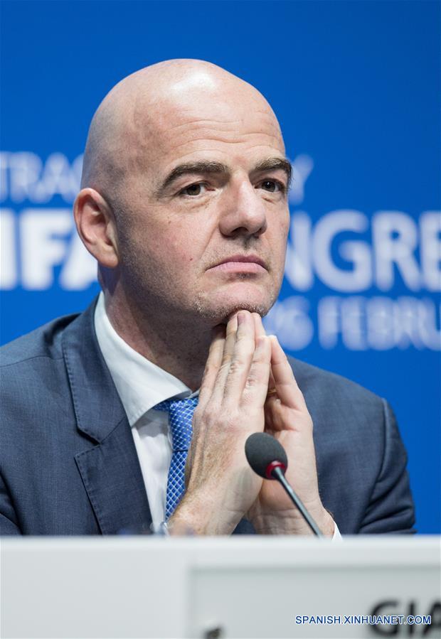 Nuevo presidente de la FIFA, Gianni Infantino, asiste a su primera rueda de prensa después de su elección en Zurich, Suiza, 26 de de febrero, el 2016.(Xinhua/Xu Jinquan)