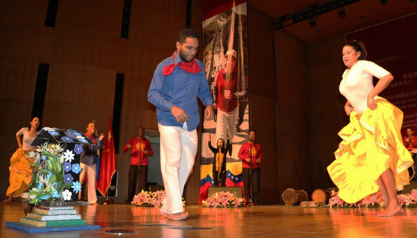 El folklore afrovenezolano rinde tributo en Beijing al comandante Hugo Chávez