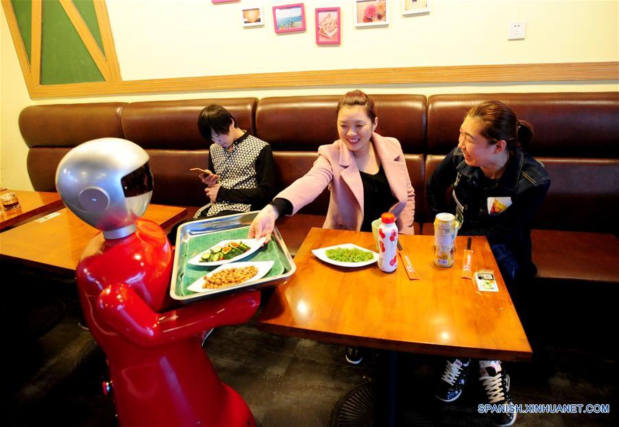 Robot atiende en restaurante en Shenyang