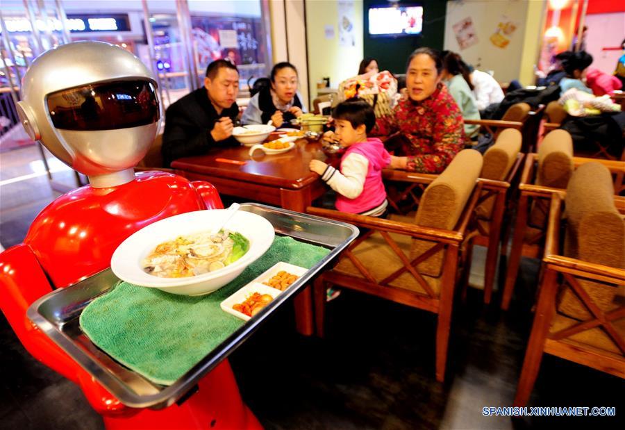 Robot atiende en restaurante en Shenyang