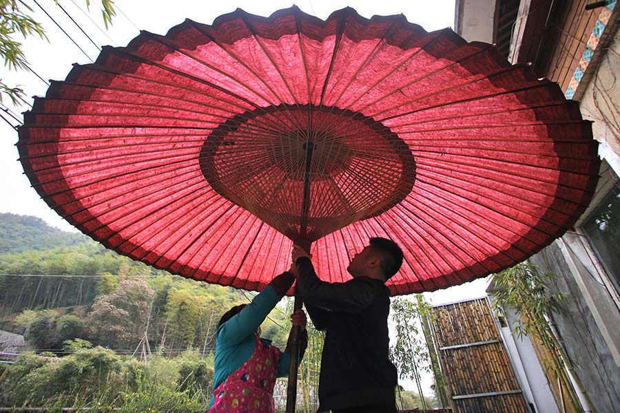 Liu Weixue, de 26 a?os, un joven nacido en los 90 con especialización en dise?o, es el nieto de Liu Youquan, heredero del método tradicional de hacer sombrillas de papel de Yuhang. 