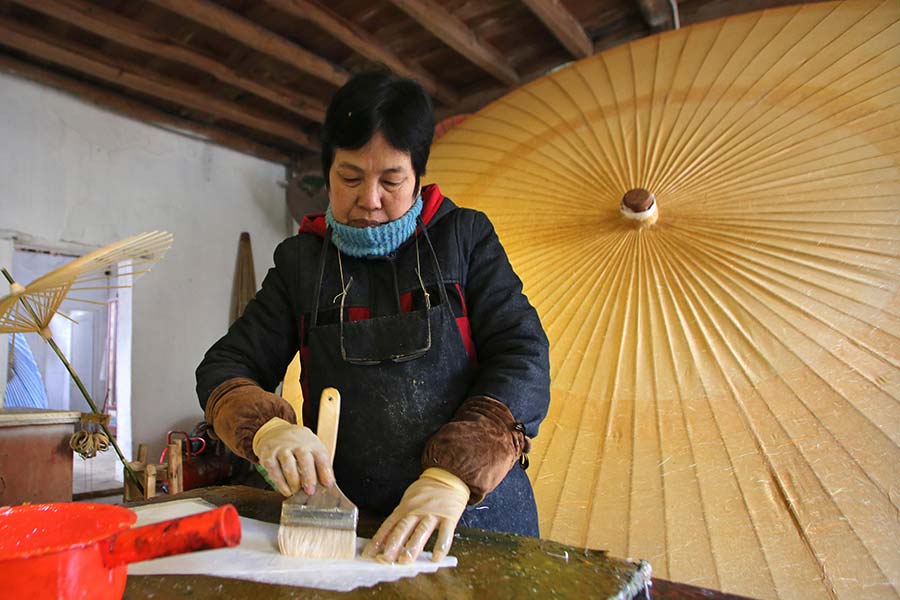 Una mujer fabrica una sombrilla de papel de Yuhang en la aldea de Tangbu, distrito de Yuhang en Hangzhou, provincia de Zhejiang.